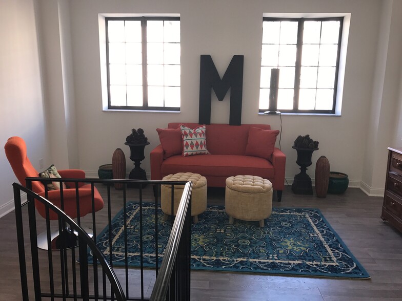 upper level living area - 1019 Main St