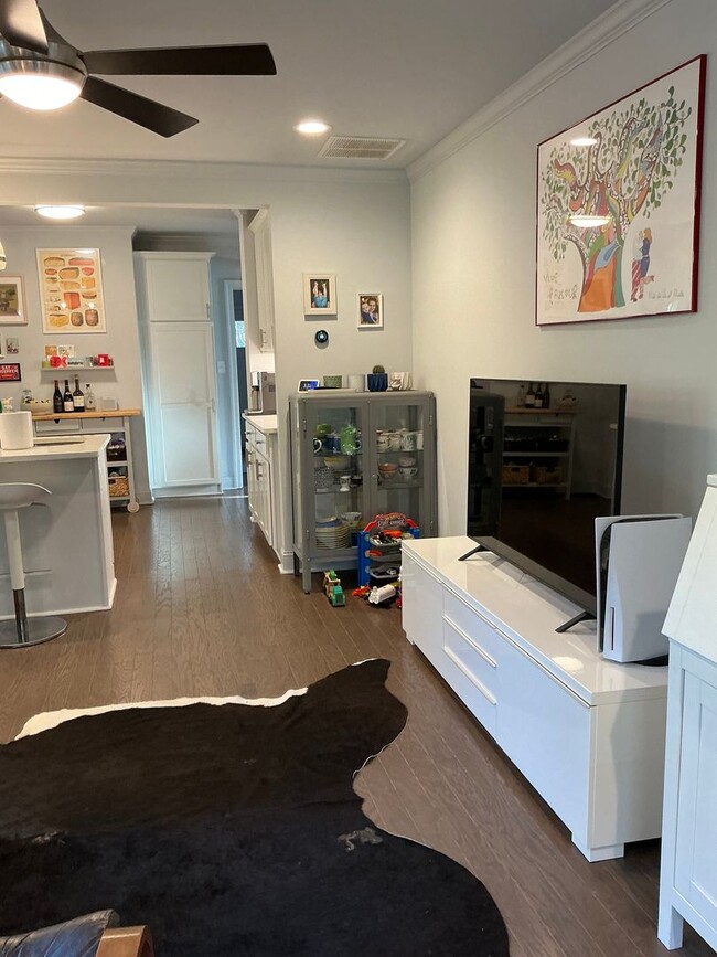 Building Photo - Charming 3 bedroom/ 2 bathroom Home Close to UGA and Hospitals!