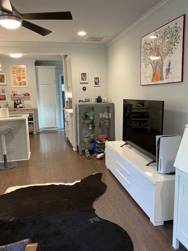 Building Photo - Charming 3 bedroom/ 2 bathroom in Normaltown, Home Close to UGA and Hospitals!