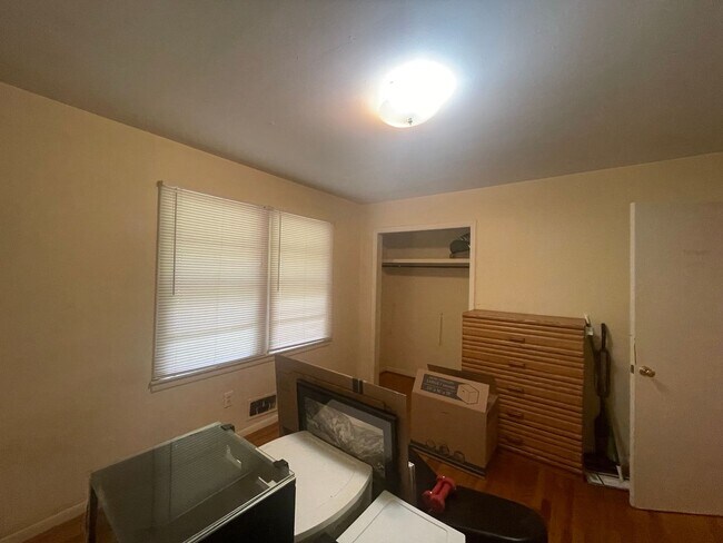 Building Photo - 174-176 Riverdale Dr