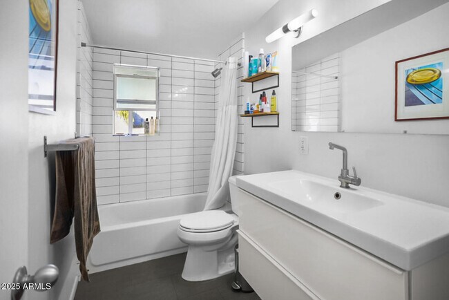 Building Photo - 1504 E Rancho Dr