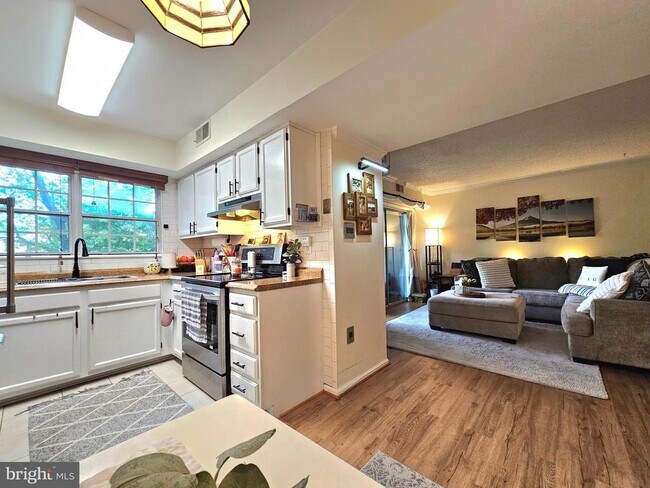 Building Photo - 7758 New Providence Dr