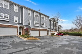 Building Photo - 324 Carlyle Park Dr