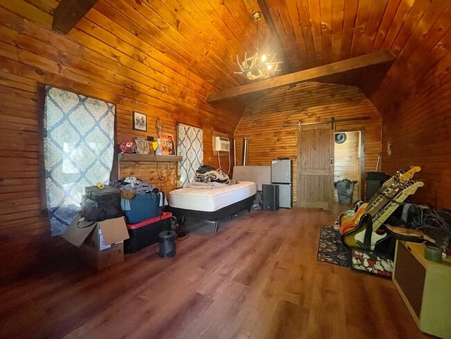 Building Photo - 412 W Day St