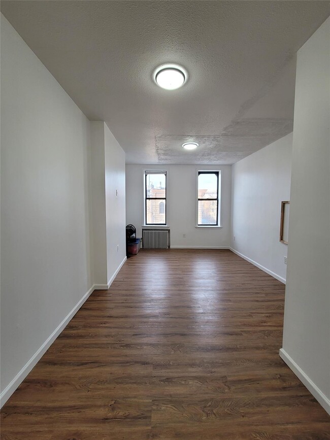 Building Photo - 385 Suydam St