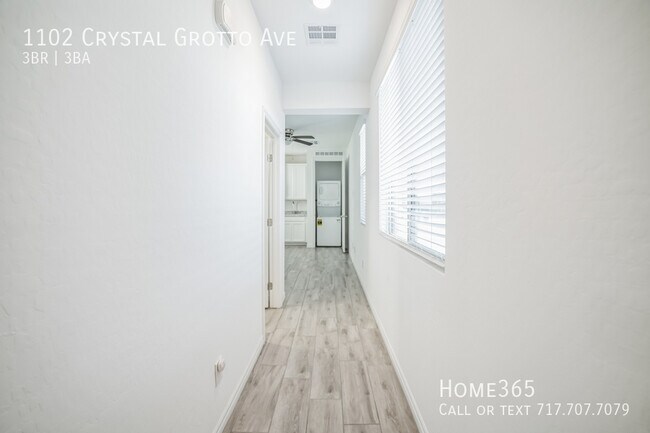 Building Photo - Stunning 3 Bed, 3 Bath Home in Thriving La...