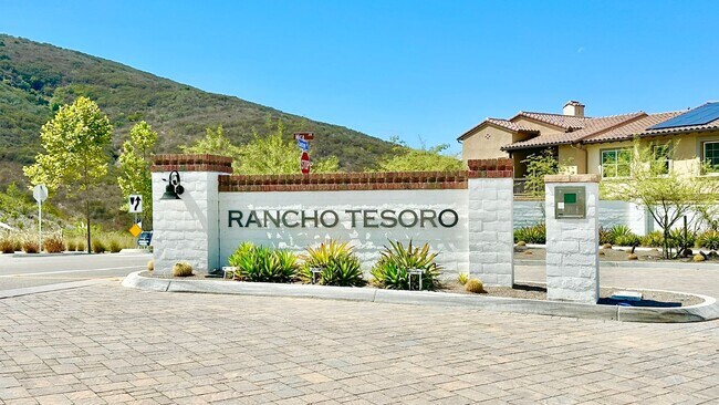 Building Photo - Beautiful "Model" Show Townhome in the Gat...