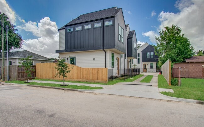 Building Photo - 1308 Tarley St