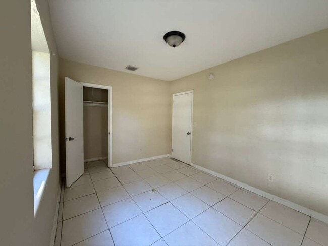 Building Photo - Large 5-2 house