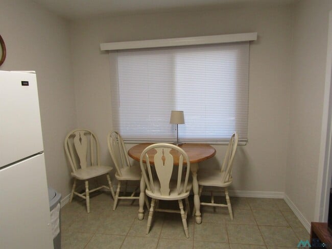 Building Photo - 903 S 10th St