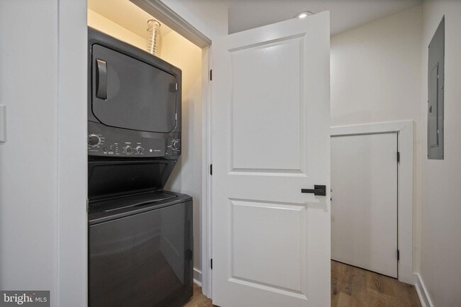 Building Photo - 555 S Marlyn Ave