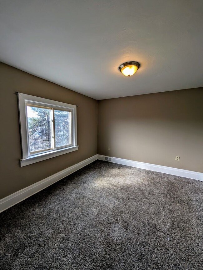 Building Photo - Beautiful Home with Central Air and Main Floor Laundry, Gateway School District