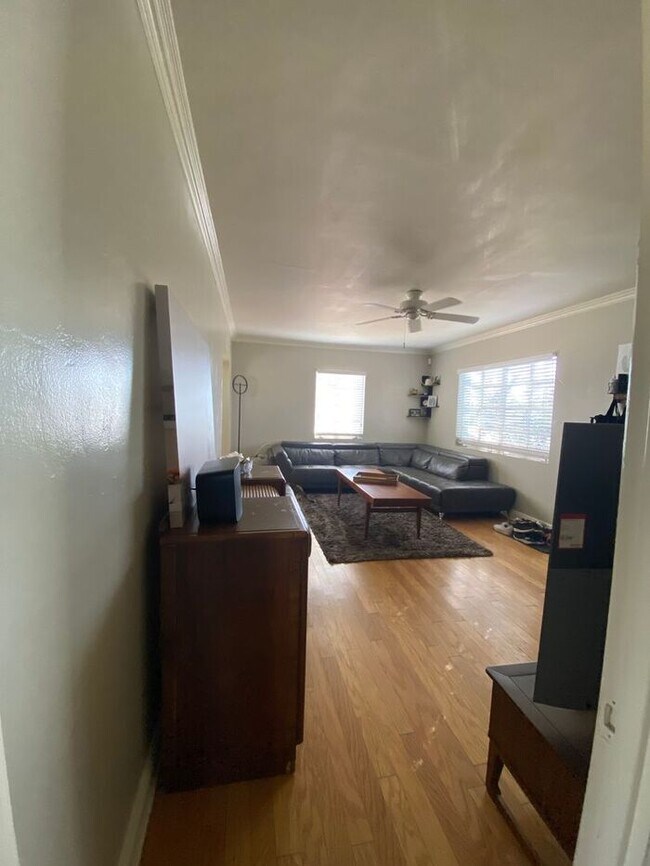 Building Photo - Gorgeous 3 bedroom 1 bath in Historic Coro...