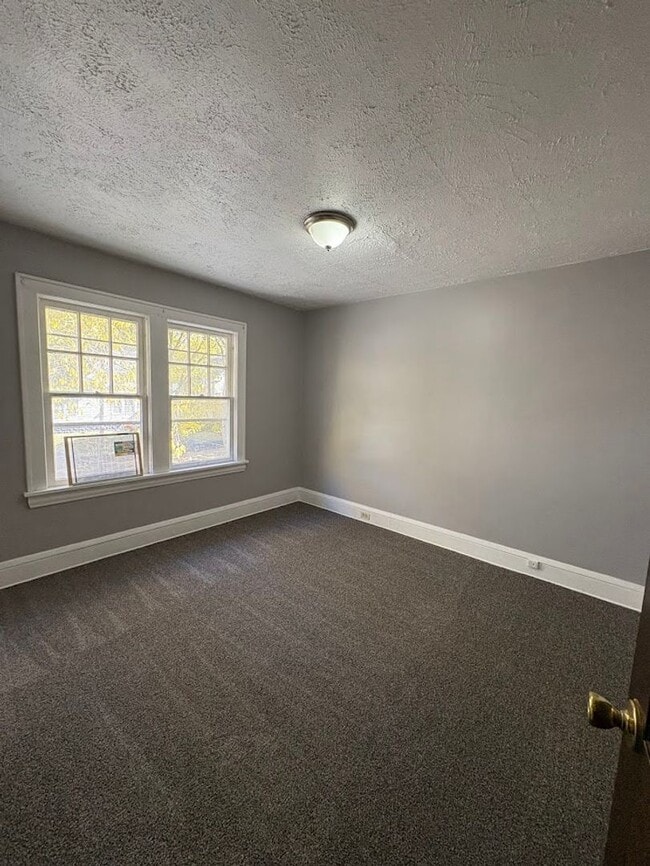 Building Photo - Three bedroom two bathroom home for rent