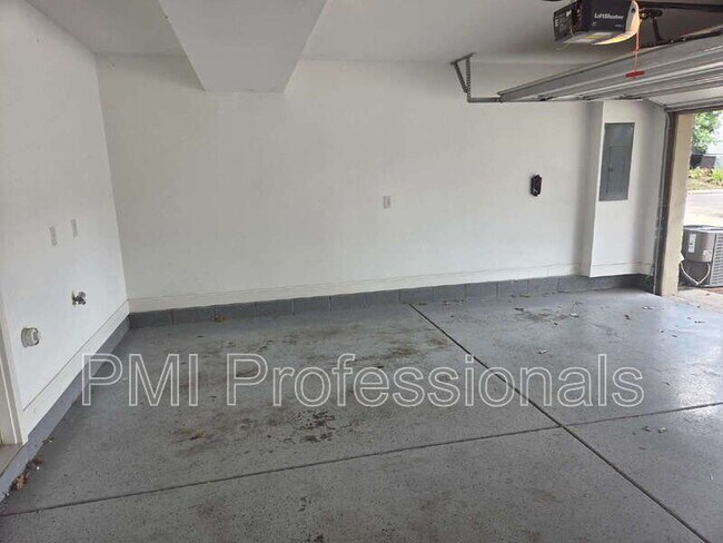 Building Photo - 3180 Parthenon Ave