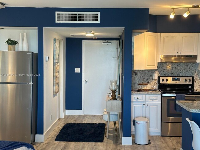 Building Photo - 5401 Collins Ave