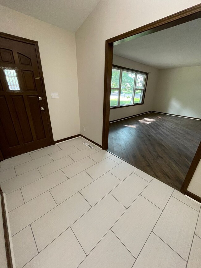 Building Photo - 6 Bed 2.5 Bath 2 Car Garage