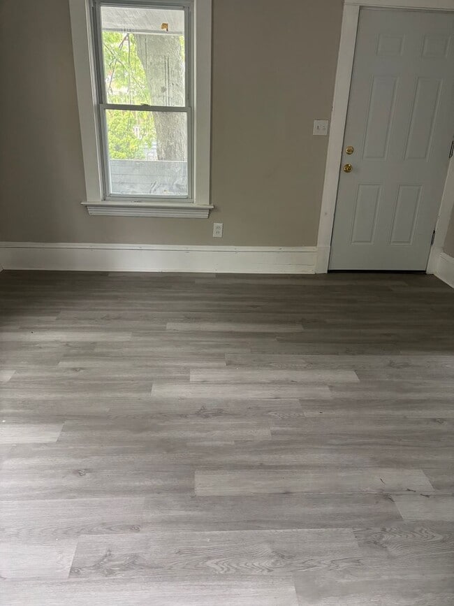Building Photo - Section 8 & Eden Welcomed! 3 Bedroom home ...