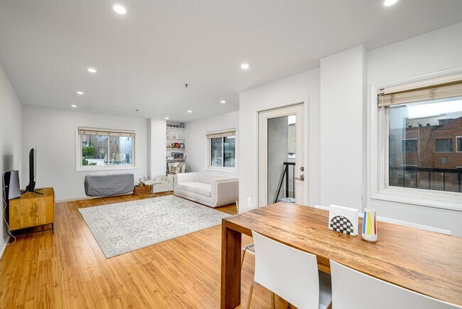 Building Photo - 476 Monmouth St