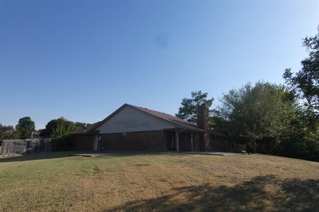 Building Photo - 2408 NW Redwood Ln