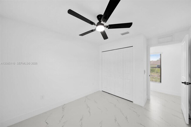 Building Photo - 4987 Fairway Ct