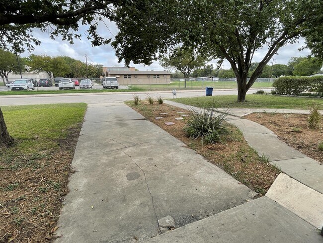 Building Photo - 258 Cresham Dr