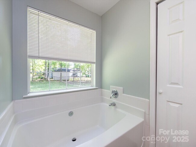 Building Photo - 7731 Ivy Hollow Dr