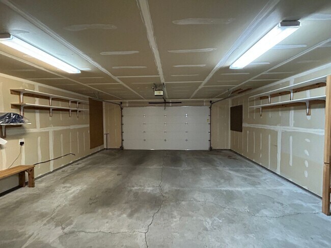 Building Photo - Well Maintained 3 Bedroom / 2 Bathroom Hom...