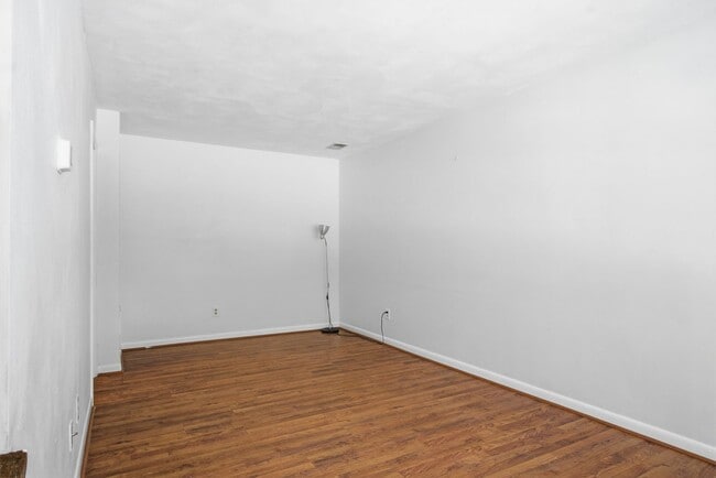 Building Photo - Two-Bedroom Townhouse Near Bus Line – Pet Friendly