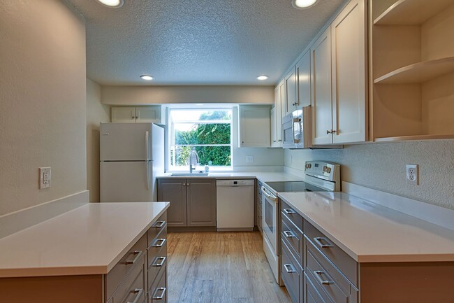 Building Photo - Stylishly Remodeled Condo in Prime Center Park Location