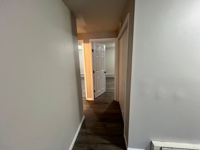 Building Photo - 2 Bedroom 1 Bathroom Apartment!