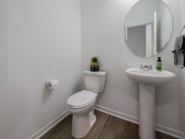 Building Photo - AVAILABLE NOW! Modern Comfort Meets Everyd...