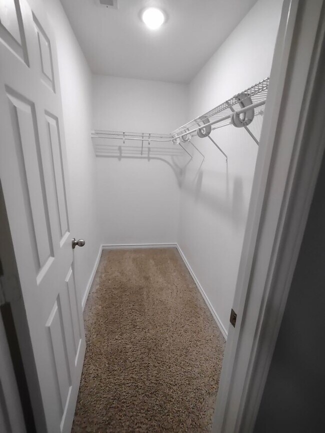 Building Photo - Beautiful home in nice neighborhood