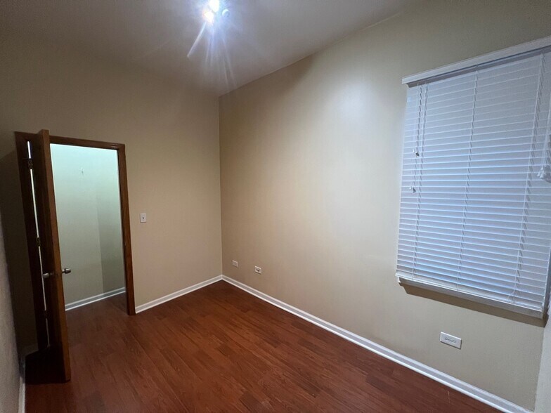 Building Photo - 2028 N Hamlin Ave