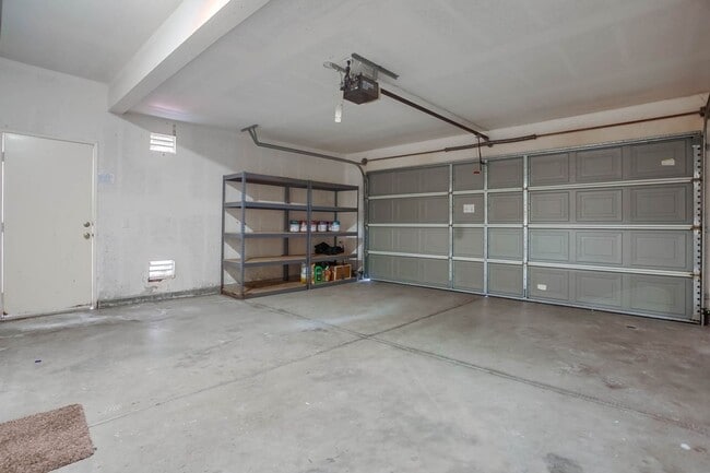 Building Photo - Available Now!! Spacious 4 Bedroom Plus a ...