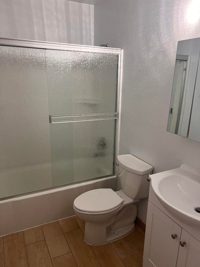 Building Photo - Renovated 2 Bedroom/ 1 Bathroom Condo Avai...