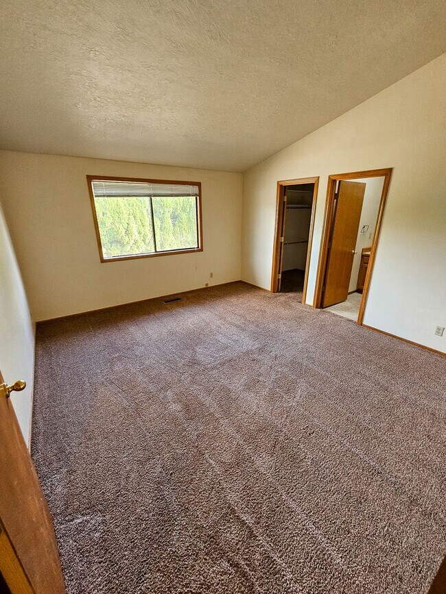 Building Photo - 1097 Summer Breeze Dr N