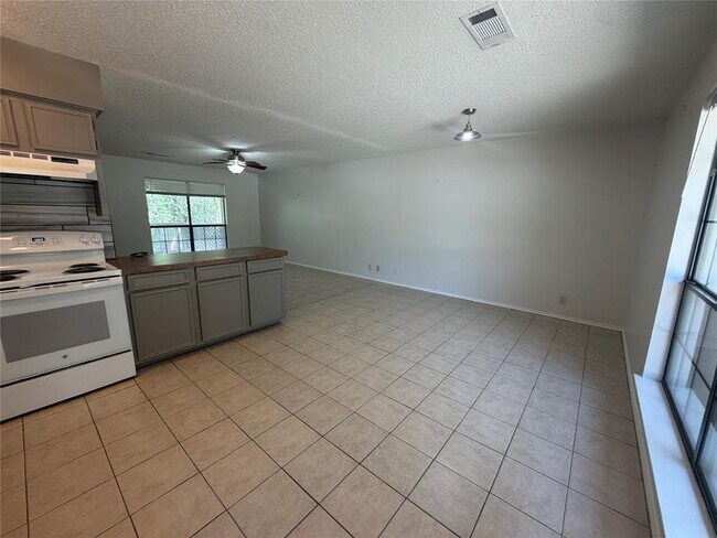 Building Photo - 11101 Oak Branch Dr