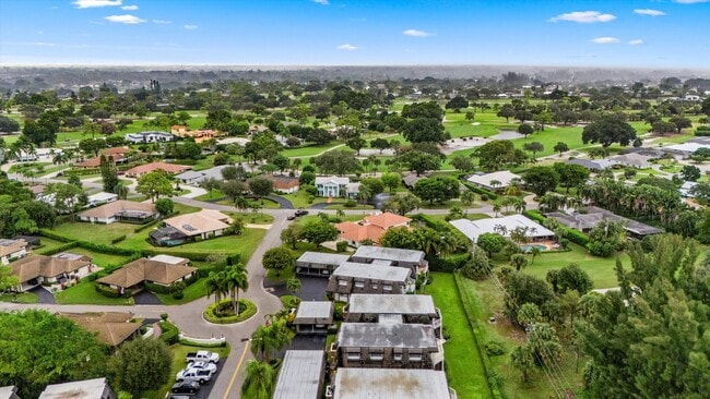 Building Photo - 404 Pine Tree Ct