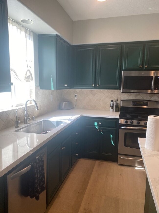 Building Photo - Spacious 4-Bedroom Townhome with Downstairs Bed/Bath in Creekside!