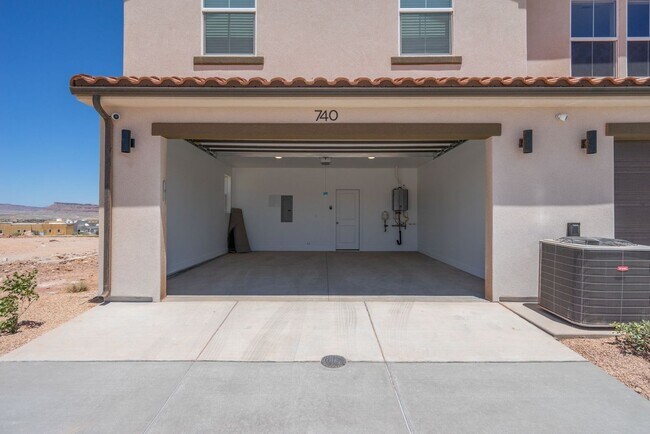 Building Photo - Well Maintained, 3 Bedroom and 2.5 Bathroom Townhome in Desert Color! Internet Included!