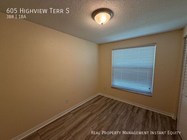 Building Photo - 605 Highview Terrace S