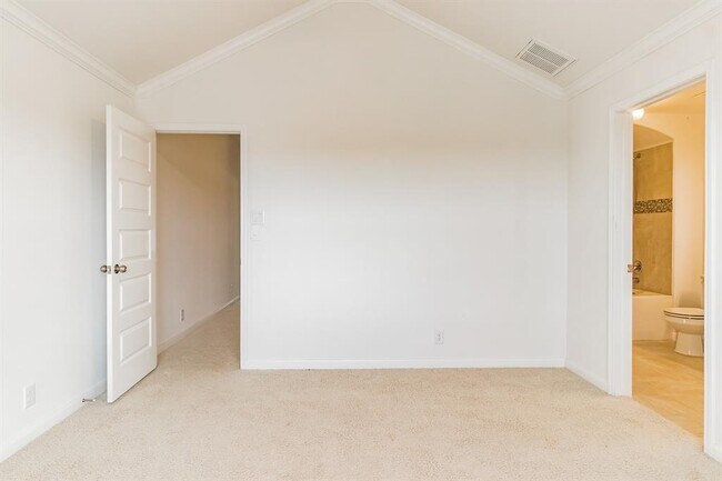 Building Photo - 1620 Bryant Dr