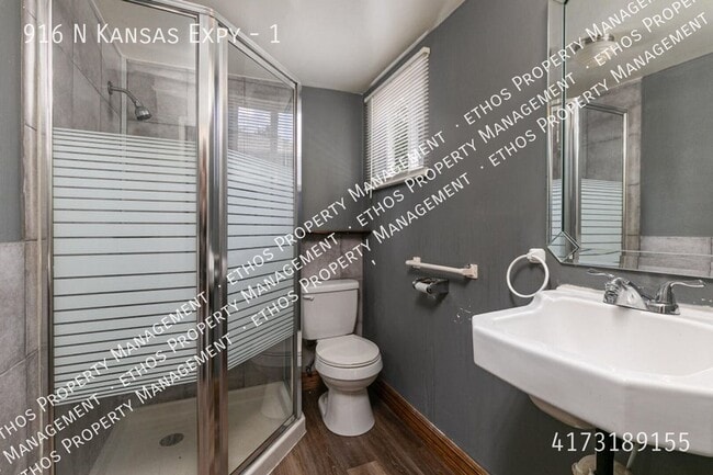 Building Photo - 916 N Kansas Expy
