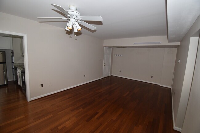 Building Photo - 1816 Queens Ln