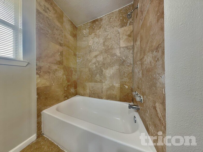 Building Photo - 2047 Lexington Woods Dr