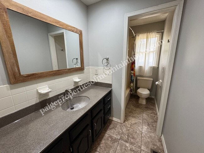Building Photo - Stylish 3-Bedroom Home with Beautiful Kitc...