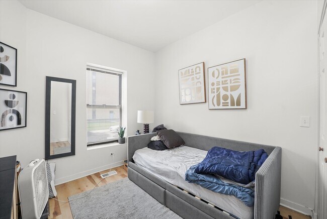 Building Photo - 348 E 41st St