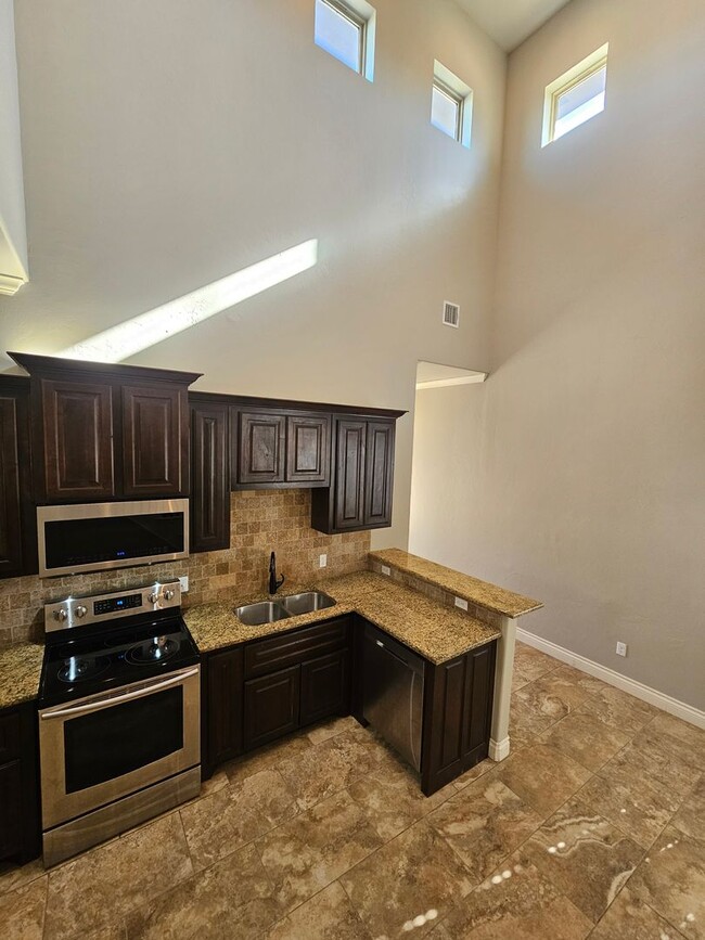 Building Photo - (2) Bed/(2.5) Bath Townhome in Gated Commu...