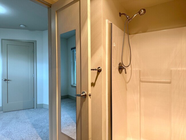 Building Photo - Enjoy pets and parking at this ideal townh...